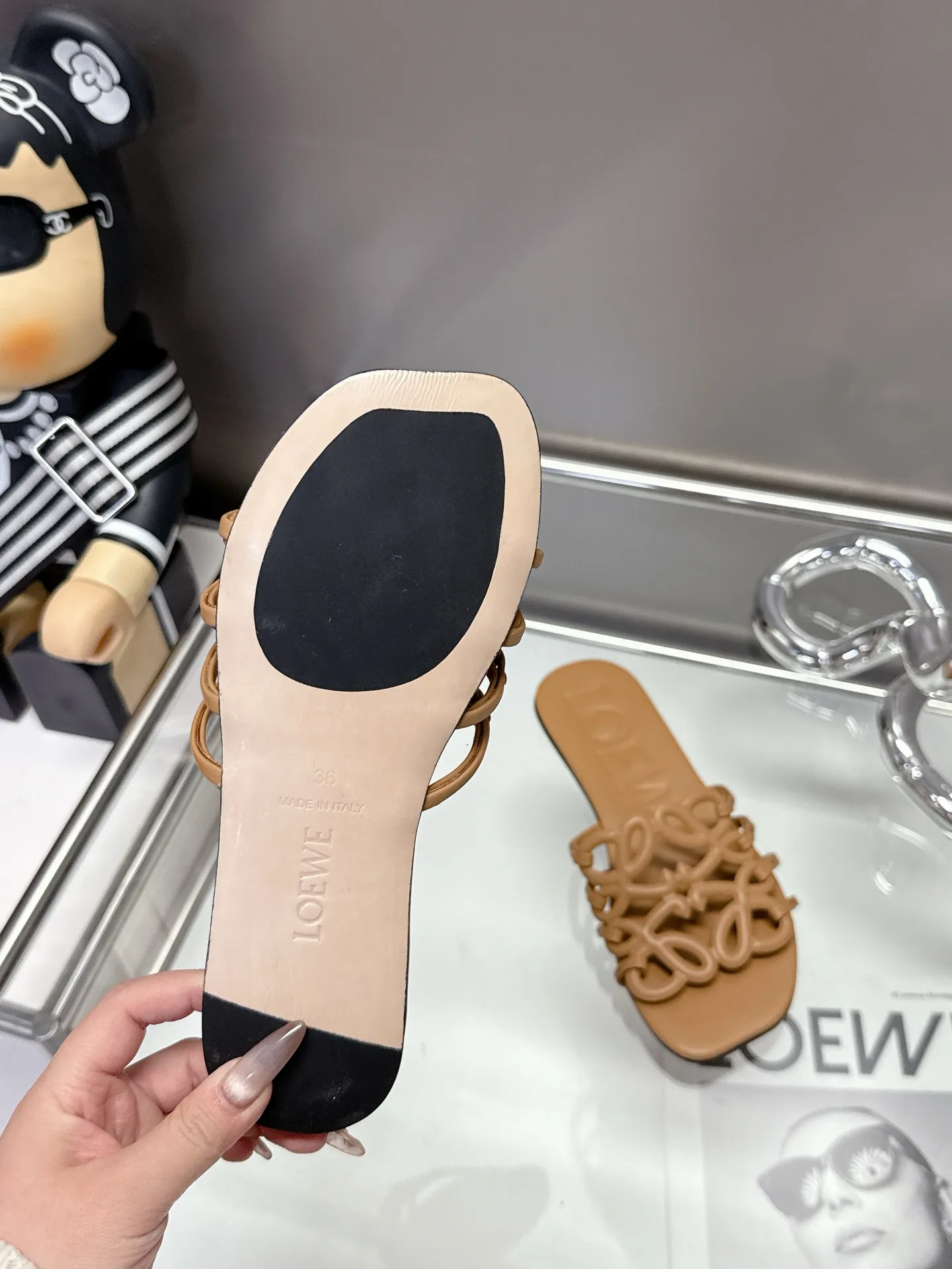 👟👟Ex-factory price 460👟👟 Leather injection molded non-slip outsole. Code number 35-40! LOEWE 25ss new slippers for spring and summer, the crazy simple design feels cleaner and more elegant, which will make you miss it. The color is also very attractive and beautiful, and the moment you put it on your feet, you are full of temperament and aura, you are simply invincible, handsome and stylish!